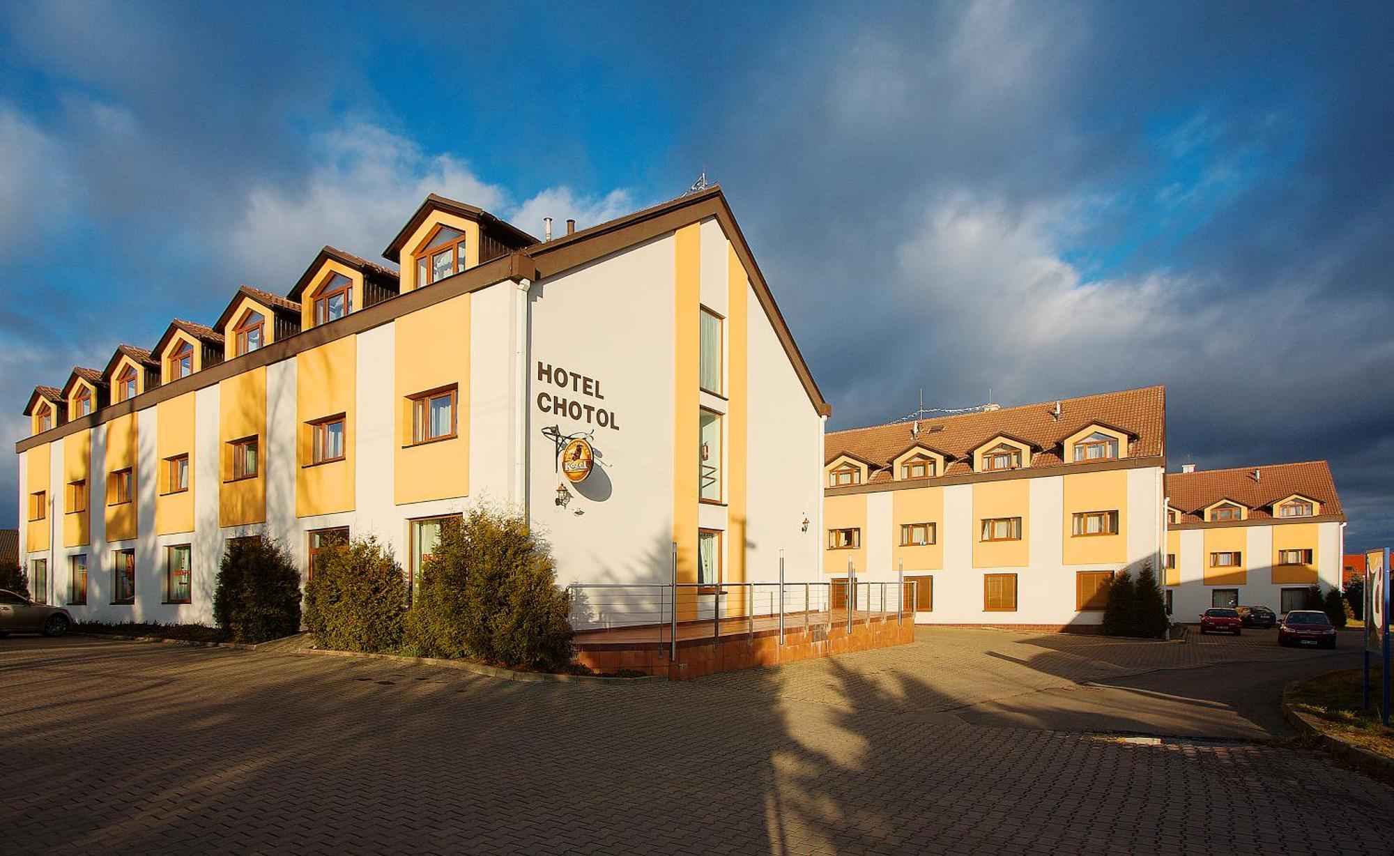 Hotel Chotol Horomerice المظهر الخارجي الصورة