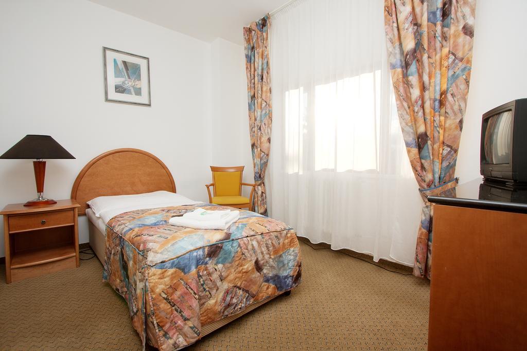 Hotel Chotol Horomerice الغرفة الصورة